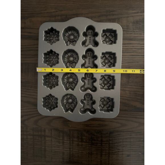 Nordic Ware Holiday Bitelet Pan – Christmas Cakelets & Mini Muffins - Picture 7 of 8